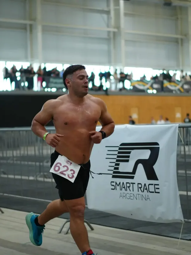 Dustin corriendo en Smart Race Argentina, una carrera híbrida