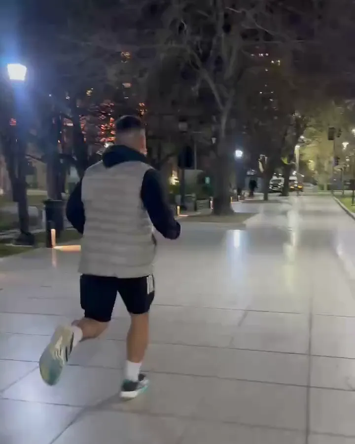 Dustin Alonso corriendo de noche al aire libre