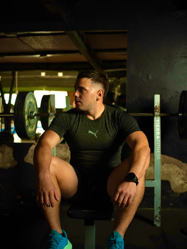 Dustin Alonso sentado en el banco del gimnasio